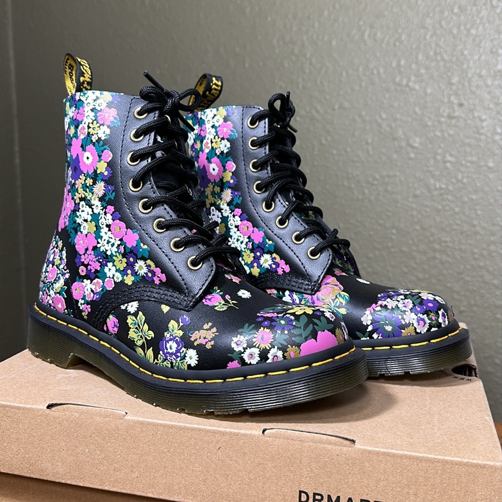 *NWB/NWOT* DR. MARTENS Women's 1460 Pascal - Black+Multi Vintage Floral Backhand